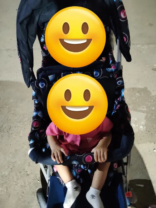 Baby twins stoller, carry corts 2,feeding chairs 2, 1bath tub 