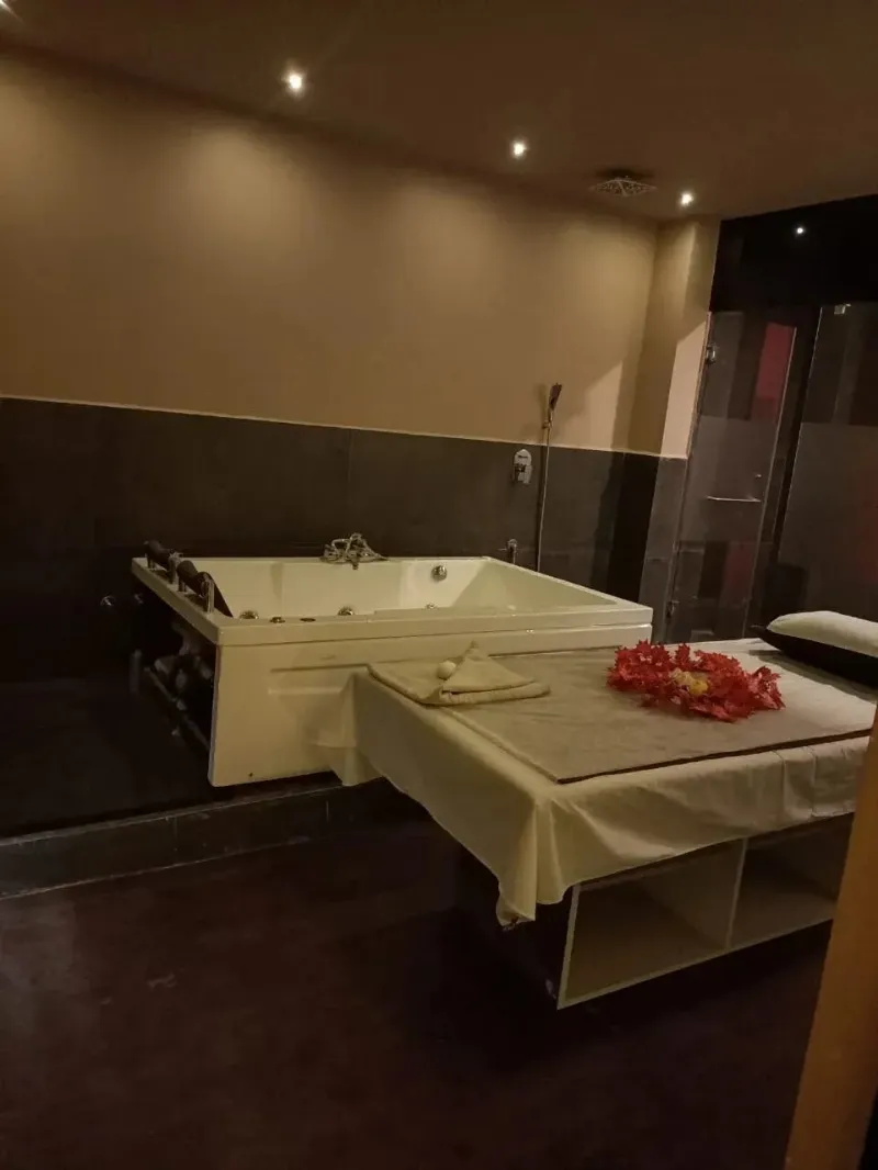Royal Oak Spa In Gorai