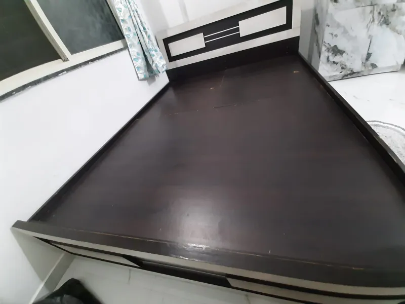 KING SIZE BED AND 3 STORAGE